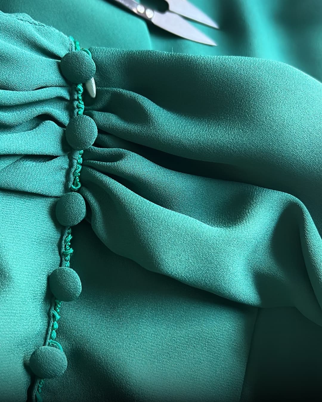 Detalle de tejido verde en el atelier