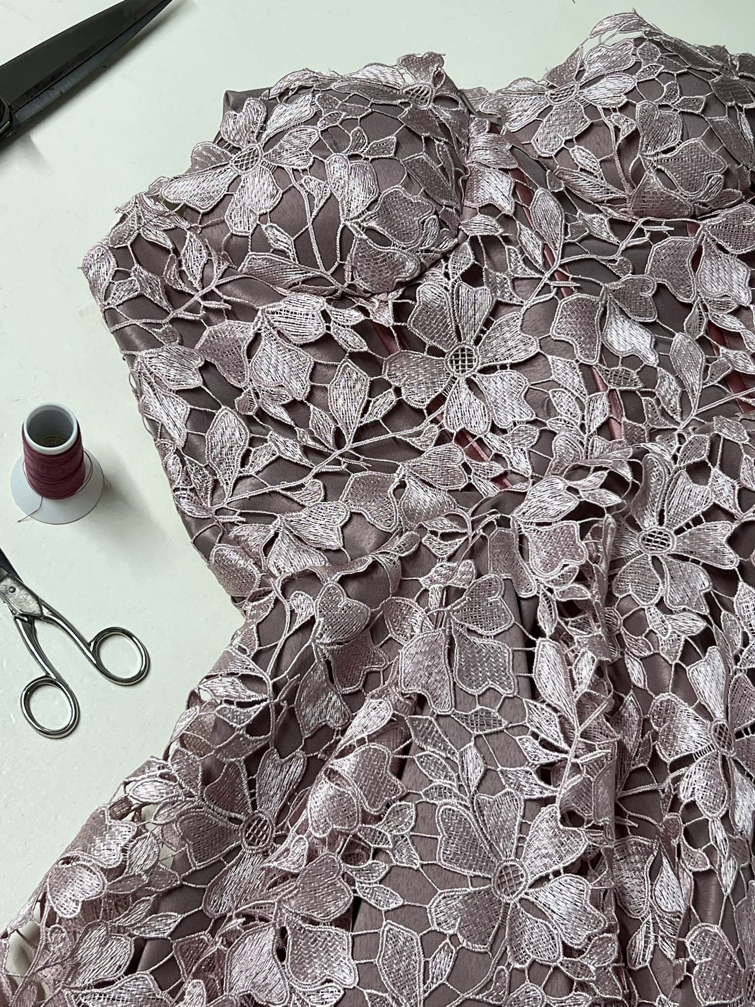 Detalle de encaje sobre la mesa del atelier
