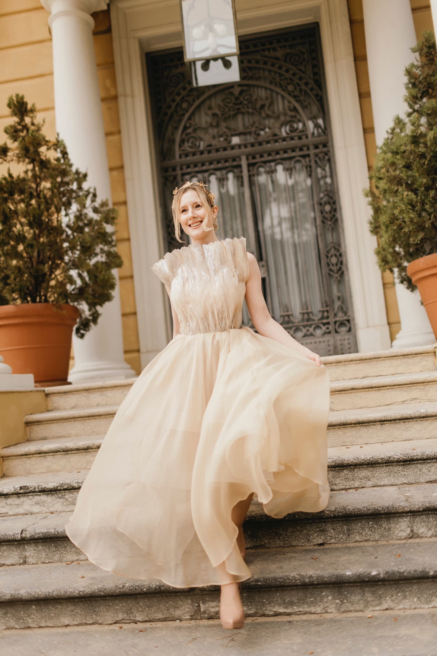 Vestido couture champagne en el pórtico — Colección Contemplación