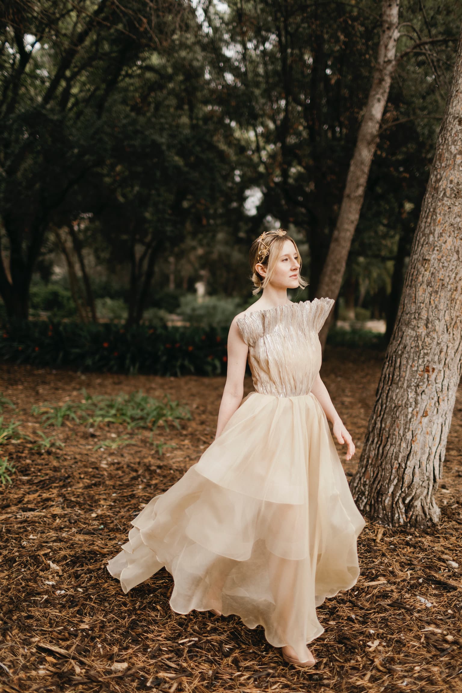 Vestido champagne en jardín — look de Contemplación